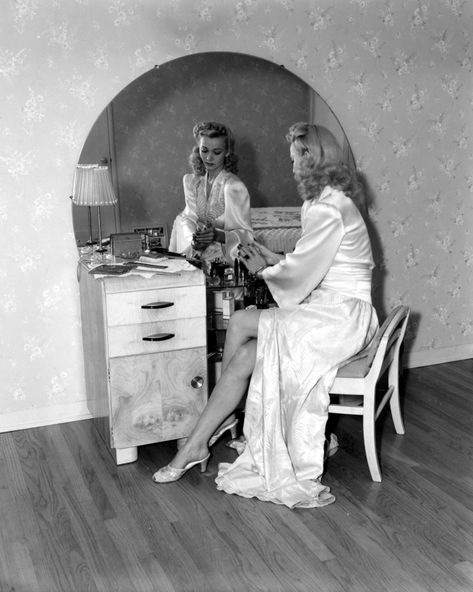 1940s Aesthetic, Old Hollywood Homes, Carole Landis, 1940s Woman, 50s Women, Vintage Hollywood Glamour, Hollywood Homes, Vintage Lifestyle, Vintage Glam