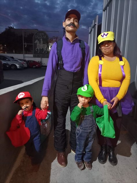 Wario And Waluigi Cosplay, Waluigi Costume Women, Waluigi Costume, Wario Costume, Halloween Costumes Family, Duo Costumes, Mario Luigi, Halloween Costumes Friends, Mario Party