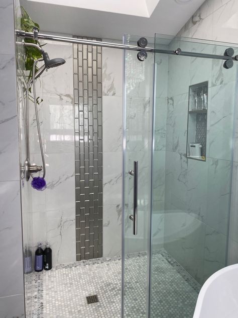 Shower With Vertical Accent Tile, Glass Tile Accent Shower Ideas, Glass Accent Tile Bathroom Shower Walls, Vertical Accent Tile Shower Wall, Shower With Green Accent Tile, Marble Shower Tile With Accent, Shower Vertical Accent Tile, Marble Shower With Accent Tile, Marble Tile Shower Walls With Accent