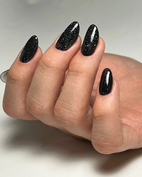 christelle_nails_beauty Simple Black Glitter Nails, Sparkly Black Nails, Black Glitter Nails, Red Summer Nails, Black Almond Nails, Black Gold Nails, Gold Chrome Nails, Purple Ombre Nails, Black Nails With Glitter