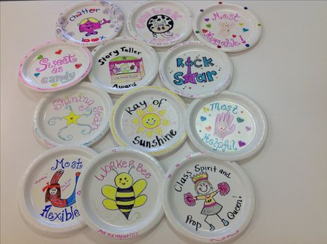 paper plate award inspiration Cheer Paper Plate Awards, Paper Plate Awards Ideas Funny, Paper Plate Award Ideas, Paper Plate Awards, Candy Awards, Theatre Camp, Realistic Paper Flowers, Nanny Job, Sassy Cats