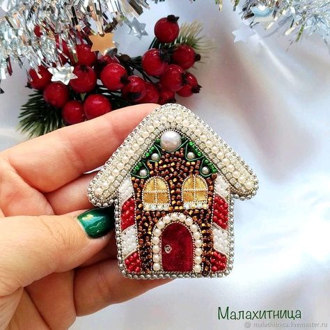 Christmas Broaches Diy, Beaded Embroidery Christmas, Beaded Embroidery Christmas Ornaments, Christmas Bead Embroidery, Embroidery Christmas Ornaments, Felt Crafts Christmas, Bead Crafts Diy, Diy Bead Embroidery, Beadwork Embroidery