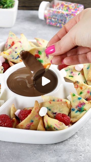 Liz Nicolaou on Instagram: "NACHO AVERAGE COOKIES! 😆

I just LOVE these rainbow jimmy nacho cookies, aren't they fun?? ☺️

No spread cookie recipe in my recipe highlights 

Jimmies from @fancysprinkles

#nachos #cookies #funfetticookies #loveisbakeable" Cookie Nachos, Movie Night Cookies, Sweet Nachos, Miami Sound Machine, Dessert Nachos, Gloria Estefan, Funfetti Cookies, Fancy Sprinkles, Sound Machine