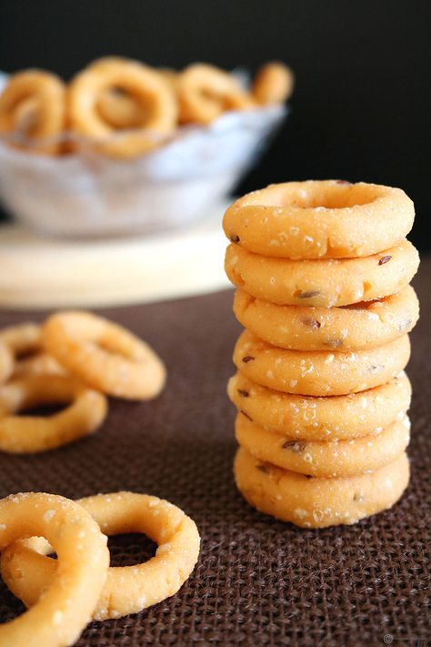 ring murukku Muruku Recipe, Diwali Mithai, Veg Breakfast, Murukku Recipe, Tiffin Recipes, Khana Khajana, South Indian Snacks, Tea Treats, Diwali Snacks