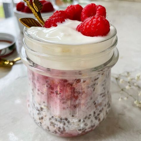 Strawberry Chia Seed Pudding, Cheesecake Overnight Oats, Raspberry Overnight Oats, Chia Overnight, Recipes With Coconut Cream, Coconut Chia Seed Pudding, Yogurt Toppings, Chia Overnight Oats, Chia Seed Recipes Pudding