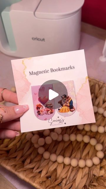 Jessenia- Birthday party decorations and Cricut Classes on Instagram Magnetic Bookmark Packaging Ideas, Diy Magnetic Bookmarks Cricut, How To Make Magnetic Bookmarks, Magnetic Bookmark Packaging, Magnetic Bookmarks Diy, Diy Magnetic Bookmarks, Bookmark Packaging, Custom Jewelry Packaging, Magnetic Book