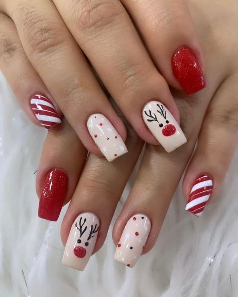 35+ Holiday Nails To Get You Into The Festive Mood Square Christmas Nails, Christmas Nails Design, Disney Christmas Nails, Different Nail Designs, Cute Christmas Nails, Simple Gel Nails, Pointed Nails, Nail Bed, Christmas Nails Acrylic