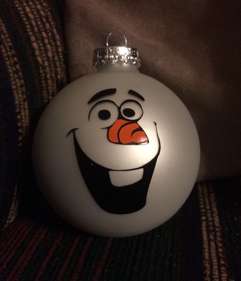 Olaf face ornament. ⛄️ Olaf Face, Christmas Mandala, Light Bulb Ornaments, Kids Christmas Ornaments, Wood Christmas Ornaments, Christmas Ornament Crafts, Ornament Crafts, Christmas Inspiration, Glass Ball