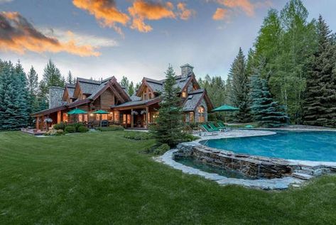 Dream House: Idaho Riverfront Log Home (26 Photos) Idaho Homes, Small Rustic House, Mountain Lodges, Beach Shacks, Little Cabin In The Woods, Guest Cabin, Lost In The Woods, Mountain Getaway, Lakefront Homes