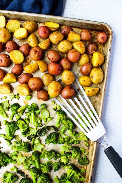 Roasted Broccoli And Potatoes, Oven Baked Broccoli, Roasted Yukon Gold Potatoes, Broccoli And Potatoes, Roasted Baby Potatoes, Cauliflower Potatoes, Potatoes In Oven, Weekly Meal Prep, Roasted Red Potatoes