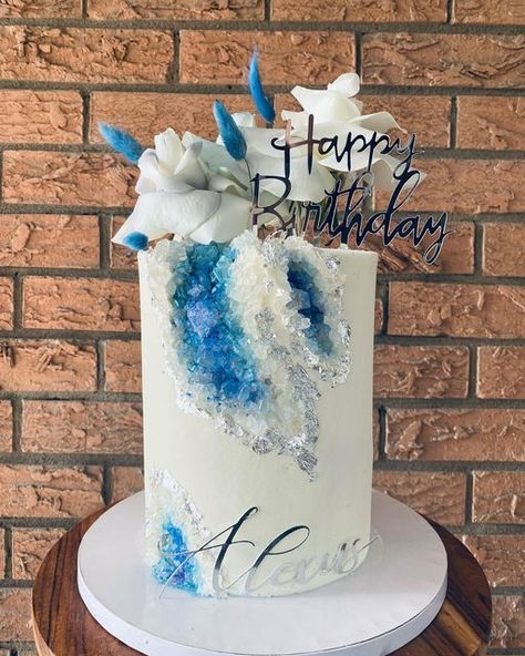 Blue Geode Cake, 40th Birthday Cake For Women, Sloth Cakes, Apple Cake Pops, Frozen Drawings, Macaroon Cake, Blue Birthday Cakes, Geometric Cake, Cake Design Inspiration