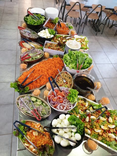 Salad Buffet, Barbeque Recipes, Lunch Inspiration, Decorações Com Comidas, Birthday Bbq, Party Food Buffet, Brunch Table, Party Food Platters, Barbecue Party