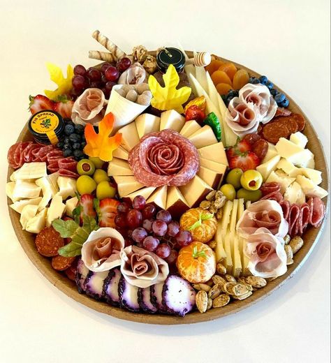 Circular Charcuterie Board Ideas, Polish Charcuterie Board, Presentation Plateau Charcuterie, Round Charcuterie Board Ideas, Circular Charcuterie Board, Different Charcuterie Board Ideas, Circle Charcuterie Board, Elegant Charcuterie Board, Cheese Platter Presentation