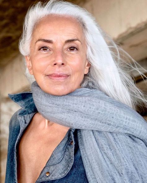 A 65-Year-Old Lady Shows Off Her Natural Beauty and Explains How to be a Model in Her Years / Bright Side Yasmina Rossi, Carmen Dell'orefice, Beautiful Gray Hair, Woman Hair, Silver Grey Hair, Long Gray Hair, Going Gray, Silver Age, Ageless Beauty