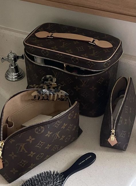 👜 on Twitter: "louis vuitton makeup bag… " Smink Inspiration, Elegant Makeup, Classy Aesthetic, Luxury Purses, Luxury Makeup, Make Up Bag, Cosmetic Pouch, Luxury Life, Louis Vuitton Handbags