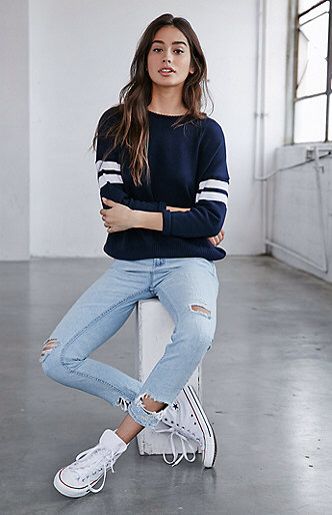 Pinterest: VirtualChic♕☁︎ Jeans Converse Outfit, Converse Azul, Mode Poses, All Star Branco, White Shoes Outfit, White Converse Outfits, Winter White Outfit, Converse Outfits, Black And White Outfit