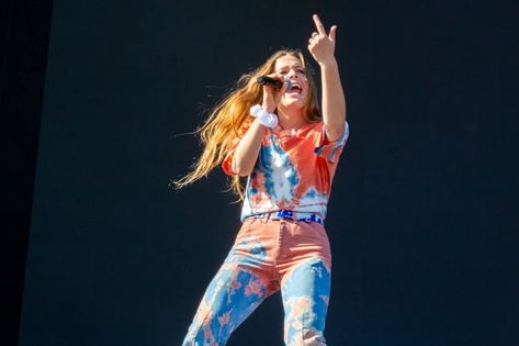 Maggie Rogers Performing at Lollapalooza on Aug. 2, 2019 Life Is Beautiful Festival, Maggie Rogers, White Scrunchie, Trendy Outfit Ideas, Colorful Jumpsuit, Tie Dye Jeans, Concert Fashion, Solange Knowles, Concert Outfits