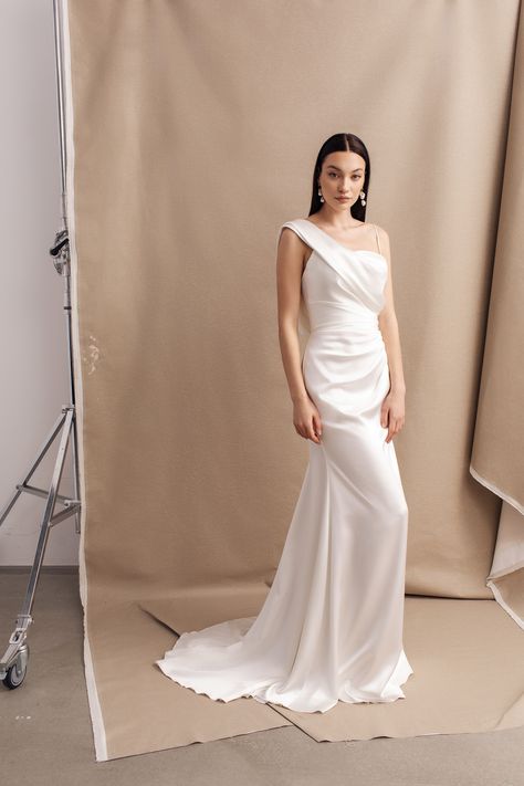 #divineatelier #bridal #weddingdress #bridaloutfit #fashion #minimalistweddingdress #silkdress #silkdrapeddress  #simpleweddingdress Divine Atelier, Bespoke Wedding Dress, Minimalist Silhouette, Bespoke Wedding, Simple Dresses, Wedding Gowns, Bespoke, Lookbook, Wedding Dresses