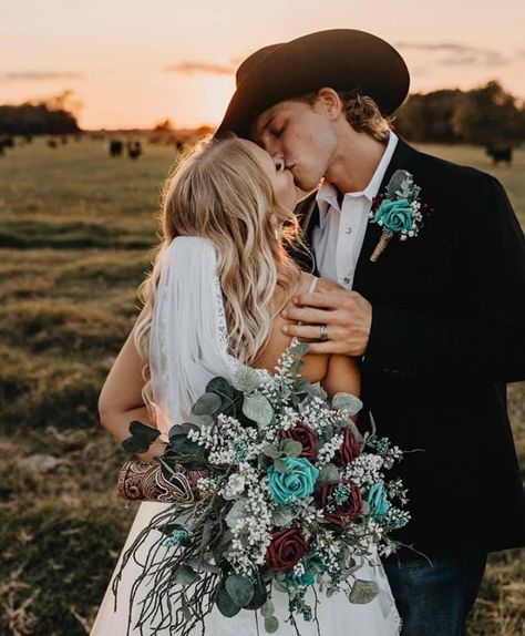 Country Wedding Pictures, Country Couple Pictures, Country Western Wedding, Country Wedding Photos, Cute Country Couples, Western Themed Wedding, Ranch Weddings, Country Couples, Country Theme Wedding