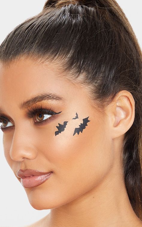 Face Makeup Halloween Easy, Bat Makeup Halloween Kids, Easy Spooky Makeup, Batgirl Face Paint, Batwoman Halloween, Bat Face Paint, Batman Face Paint, Batman Makeup, Bat Makeup