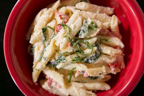 smoked mozzarella pasta salad... Tired so may recipes!! Hope this one does it! Smoked Mozzarella Pasta, Smoked Mozzarella Pasta Salad, Pasta With White Sauce, Mozzarella Pasta Salad, Recipes Pasta Salad, Pasta Spinach, Smoked Mozzarella, Artichoke Pizza, Vegetable Pasta Salads