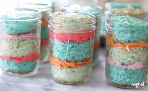 If you’re looking for a creative way to serve individual cakes, look no further than this Cake in a Jar recipe idea! It’s as simple as layering colorful cake and frosting into a mason jar for one cute and delicious dessert! Cake Jar Ideas, Cake In A Jar Recipe, Mason Jar Cake, Pie Jars, Mason Jar Desserts Recipes, Mason Jar Cupcakes, Ombre Cakes, Unique Recipes Desserts, Mason Jar Cakes