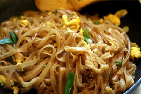 Thai Mad, Pad Thai Recipe, Cibo Asiatico, God Mad, Thai Cooking, The Sauce, Asian Dishes, Thai Recipes, Main Dish Recipes