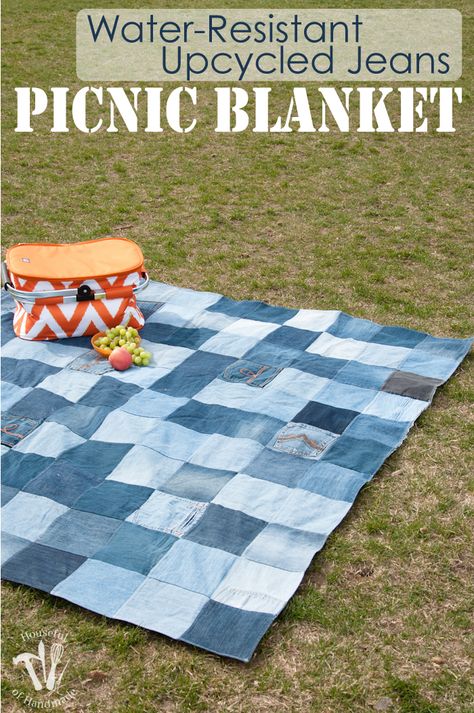 Cut Up Jeans, Återvinna Jeans, Denim Blanket, Fun Summer Crafts, Jean Quilt, Waterproof Blanket, Picnic Tablecloth, Picnic Quilt, Upcycled Jeans