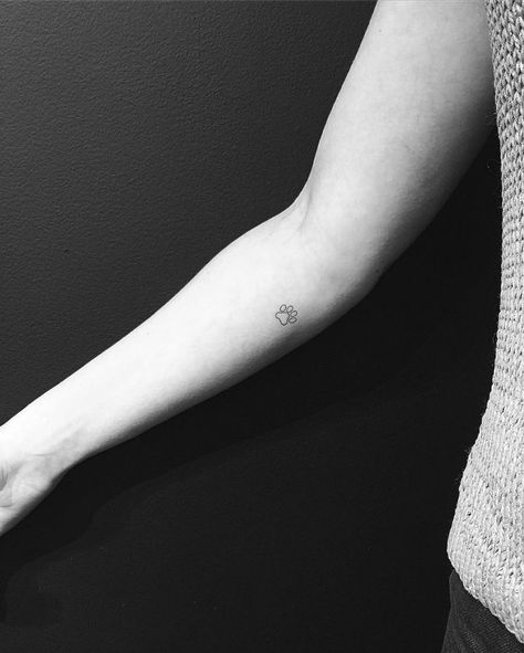 19 Minimalistic Tattoos by Famous Jonboy Tatoo Dog, Jonboy Tattoo, Minimalist Tattoo Meaning, Minimalistic Tattoos, Paris Tattoo, Famous Tattoo Artists, Typography Tattoo, French Tattoo, Dog Paw Tattoo