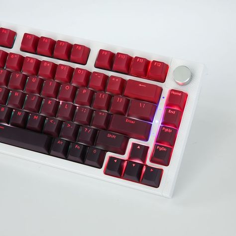 Red And White Pc Setup, Cool Keycaps, Gaming Pc Desk Setup, Red Keyboard, Fancy Keyboard, Male Office Decor, Pc Gaming Desk, Pbt Keycaps, Computer Station