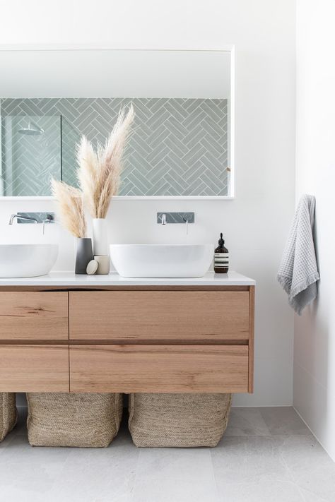 Bathroom ideas: The Stables' take on 2018's top looks - The Interiors Addict Modern Scandinavian Bathroom, Dekorere Bad, Ideas Baños, Bathroom Vanity Designs, Scandinavian Bathroom, Bathroom Themes, Bad Inspiration, Coastal Bathrooms, Dekorasi Kamar Tidur