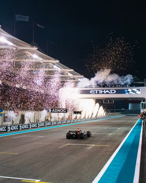 Max Verstappen op Twitter: "What a way to finish it off 🤩 A 𝙧𝙚𝙘𝙤𝙧𝙙 𝙗𝙧𝙚𝙖𝙠𝙞𝙣𝙜 15(!!!) win season comes to an end in Abu Dhabi #KeepPushing #UnleashTheLion #AbuDhabiGP https://t.co/0P80kLRAaA" / Twitter Abu Dhabi Grand Prix, F1 Wallpaper Hd, Formula 1 Car Racing, Formula E, Formula 1 Car, F1 Racing, Red Bull Racing, Indy Cars, Car Wallpapers