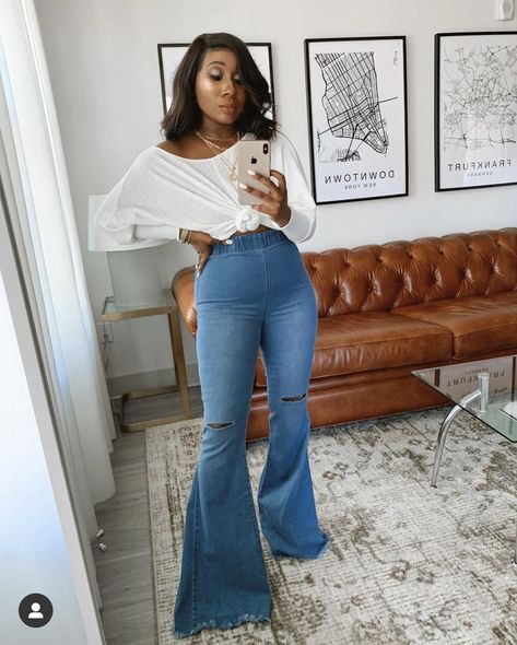 Bell Bottom Jeans Outfit Night Out, Bellbottom Jean Outfits, Bell Bottoms And Boots, Bottom Jeans Outfit, 2025 Outfits, Bell Bottom Jeans Outfit, Boss Style, Chill Outfit, Flare Jeans Outfit