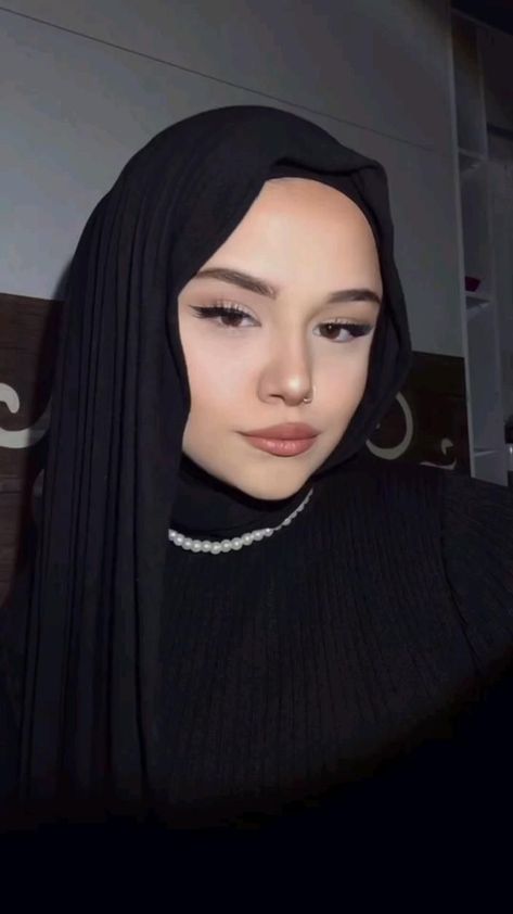 Knitting Tiktok, Makeup Asmr, Hijab Model, Simple Hijab Tutorial, Girly Style Outfits, Estilo Hijab, Aesthetic Blackpink, Turban Hijab, Stile Hijab