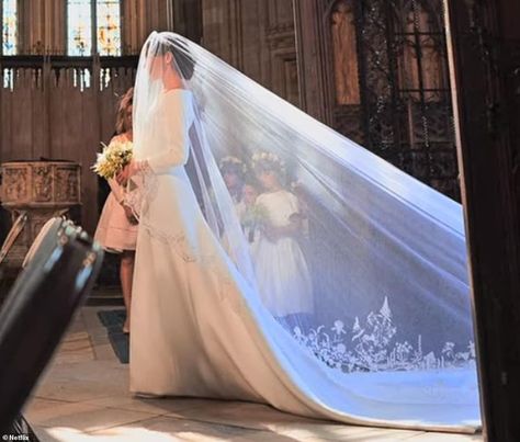 Harry And Meghan Wedding Reception, Megan And Harry Wedding, Iconic Brides, Royal Wedding Harry, Meghan Wedding, Prince Harry Wedding, Wedding Drinks Reception, Famous Weddings, Harry And Meghan Wedding