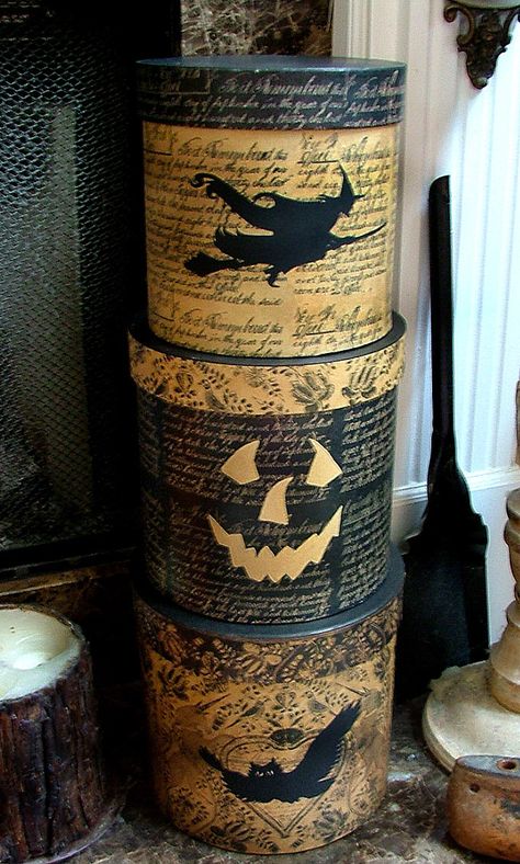 Love these hand painted/decoupaged halloween boxes. Halloween Teapots, Halloween Assemblage, Halloween Boxes, Crafty Witch, Peat Pots, Hand Painted Halloween, Deco Halloween, Prim Crafts, Autumn Diy