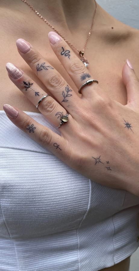 Womens Hand Tattoos Simple, Tattoo Ideas Hand Women, Hand Tattoos Female, Tattoo Hands Woman, Delicate Hand Tattoo, Girls Hand Tattoos, Small Tattoos On Hand, Index Finger Tattoo, Small Tattoo Symbols