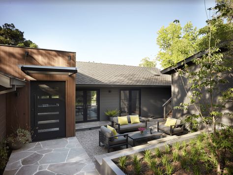 “We love using Benjamin Moore Kendall Charcoal (HC-166),” says San Francisco firm Aleck Wilson Architects. “In terms of color, it has the right intensity—and it plays well with a lot of modern materials.” Photo by Paul Dyer for Aleck Wilson Architects. Benjamin Moore Kendall Charcoal, Exterior Paint Colours, Menlo Park California, Kendall Charcoal, Exterior Paint Color, Modern Ranch, Residential Architect, Paint Colors Benjamin Moore, Menlo Park