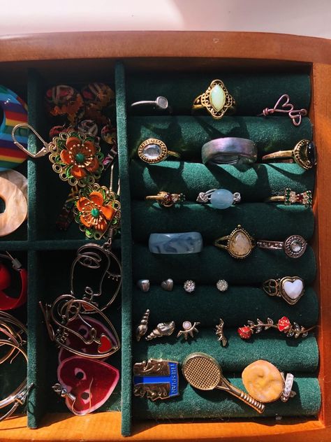 Jewelry organizer with aesthetic rings and necklaces cute inspo Ring Organizer Aesthetic, Jewelry Aesthetic Organization, Necklace Holder Aesthetic, Jewelry Organization Aesthetic, Aesthetic Jewelry Holder, Tree Branch Jewelry Holder, Jewelry Organizer Aesthetic, Jewelry Box Aesthetic, Aesthetic Organizer