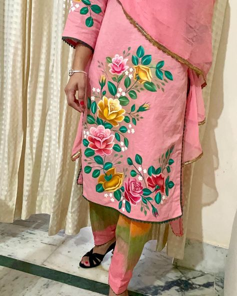 Introducing our newest hand painted kurta set. The freshness of roses actually makes us feel calm. The overall look is completed with tie dyed bottom. DM for online orders and queries. Outfit- @gur.jaspreetsandhu Quiling Paper Art, Embroidery Store, Painted Clothing, Kerala Mural Painting, Hand Painted Clothing, Mural Painting, Kurta Set, Tie Dyed, Fashion Sewing