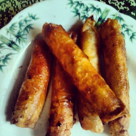 pinoy food.. My version of Turon.. mini turons =) Philippine Cuisine, Pinoy Foods, Asian Sweets, Filipino Desserts, Pinoy Food, Filipino Food, Chicken Wing Recipes, Filipino Recipes, Fruit Smoothies