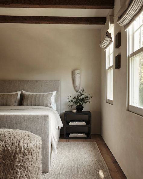 Hamptons Farmhouse, Modern Guest Bedroom, Pine Wood Flooring, Colonial Farmhouse, East Hampton, Celebrity Houses, Architectural Digest, Elle Decor, Interior Design Trends