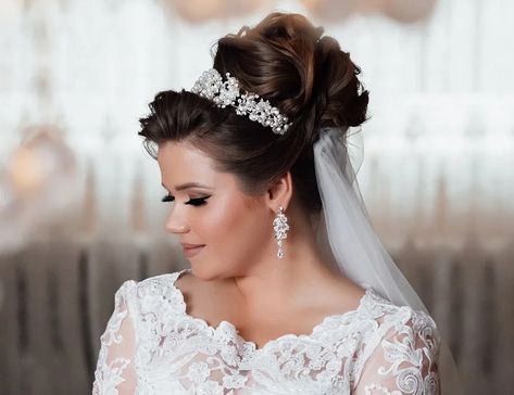 18 Show-Stopping Wedding Hairstyles for Plus-Size Brides Hairstyles For Open Back Dress, Fat Bride, Dramatic Wedding Dress, Elegant Wedding Hairstyles, Romantic Veil, Short Hair Bride, Plus Size Brides, Romantic Curls, Plus Size Style