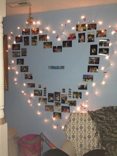 Make a photo heart and put lights around it #SFTYcrush Cute Bedrooms, Photo Walls Bedroom, Diy Room Decor For Teens, Hiasan Bilik Tidur, Cute Diy Room Decor, Bedroom Decor For Teen Girls, Dorm Room Inspiration, Girl Bedroom Designs, Teen Room Decor