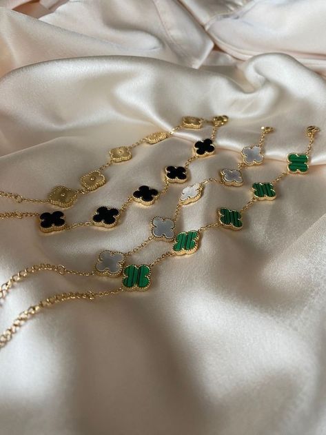 Clover Bracelets, قلادات متدلية, Van Cleef And Arpels Jewelry, Inexpensive Jewelry, Clover Jewelry, Expensive Jewelry Luxury, Clover Bracelet, Luxe Jewelry, Steel Product