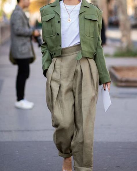 Go green ☘️ (📸 @wardrobeicons ) #outfitinspiration #khaki #gogreen #styling #personalstylist #croppedjacket #colorcombination Wardrobe Icons, Sarouel Pants, Military Chic, Military Looks, Olive Pants, Military Outfit, Looks Street Style, Spring Wardrobe, Cool Street Fashion