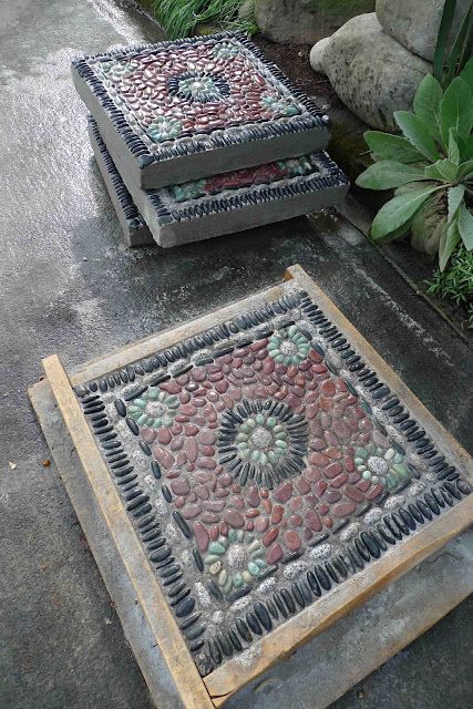 Jeffrey Bale's World of Gardens: Building a Pebble Mosaic Stepping Stone Mosaic Stepping Stone, Kolam Koi, Crazy Paving, Stepping Stones Diy, Mosaic Stepping Stones, Front Walk, Jardim Diy, Exterior Inspiration, Garden Stepping Stones