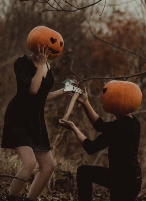 Pumpkin Head Couple, Pumpkin Heads, Trend 2023, Pumpkin Head, Couple Photoshoot, Couples Photoshoot, Spooky Season, Halloween