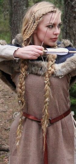 Blog Vikings Hair, Viking Queen, Medieval Hairstyles, Viking Braids, Viking Costume, Fest Outfits, Viking Hair, Viking Woman, Fantasy Hair