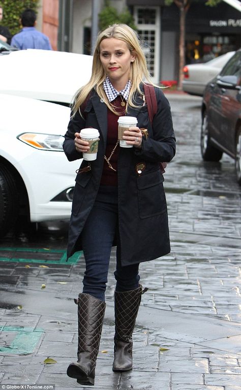 Rainy day style: Reese Witherspoon wrapped up warm in a navy trench coat while picking up ... Raining Day Outfit, Rainy Day Outfit Winter, Outfit Rain, Coffee For Two, Cold Rainy Day Outfit, Rainy Day Style, Rain Boot Outfit, Rainy Day Outfit For Work, Reese Witherspoon Style